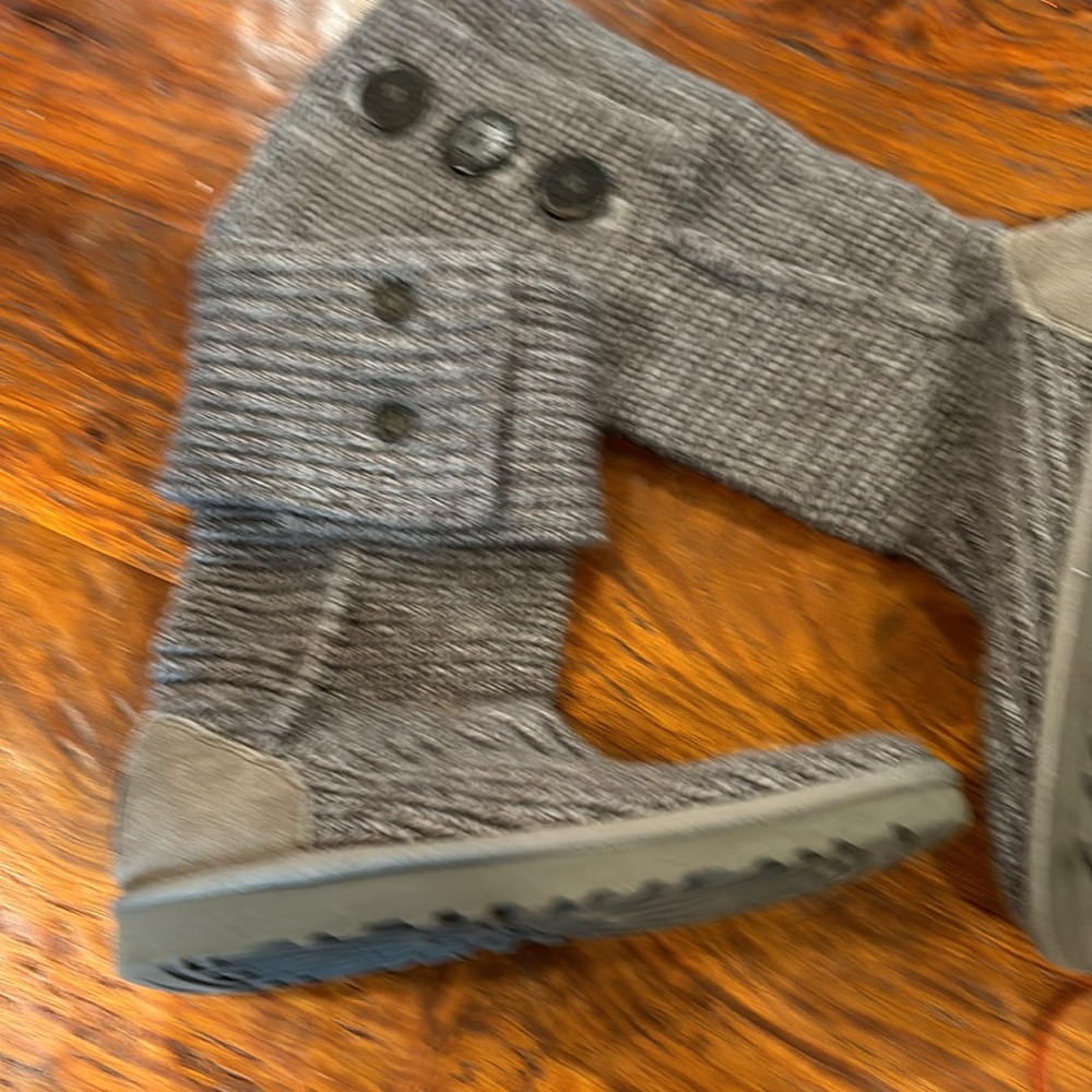 Classic gray Cardy UGG boots women’s size 7 - Picture 4 of 4